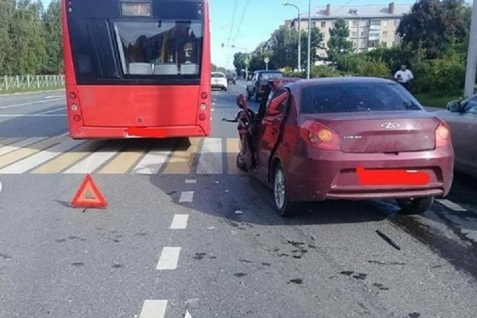 В Казани автобус проехал на красный и врезался в иномарку В Казани автобус проехал на красный и врезался в иномарку (1)
