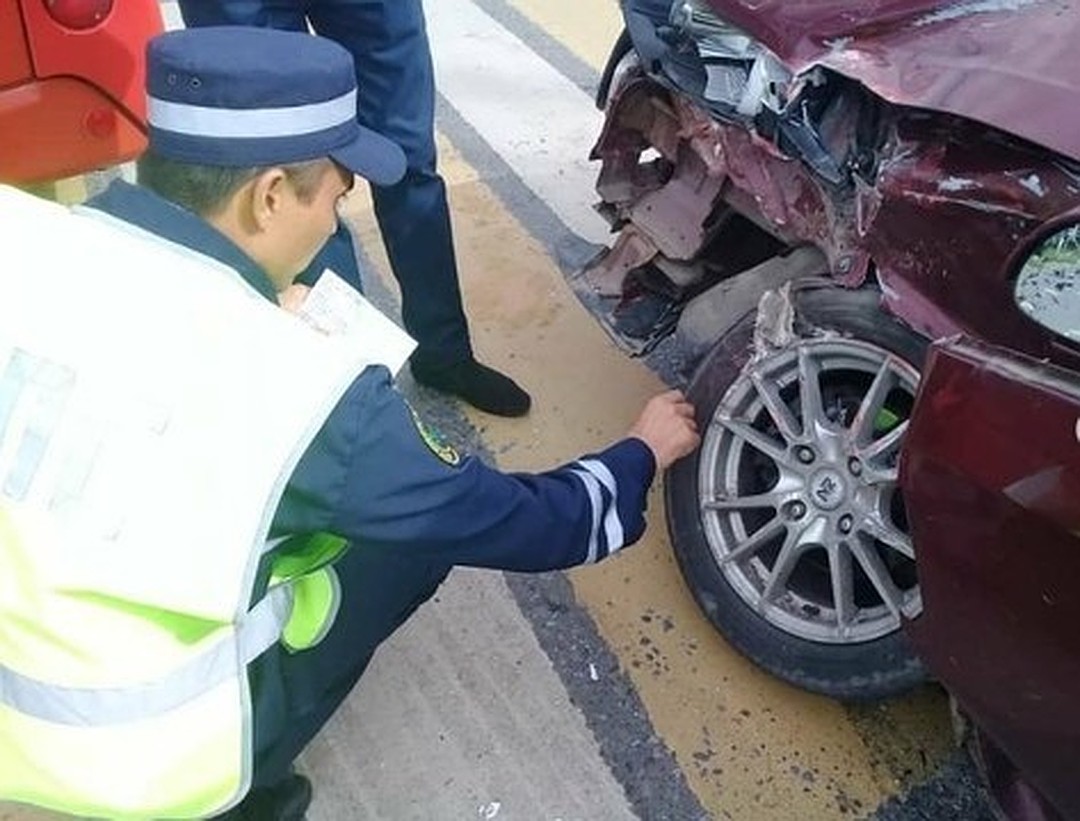 В Казани автобус проехал на красный и врезался в иномарку В Казани автобус проехал на красный и врезался в иномарку (2)