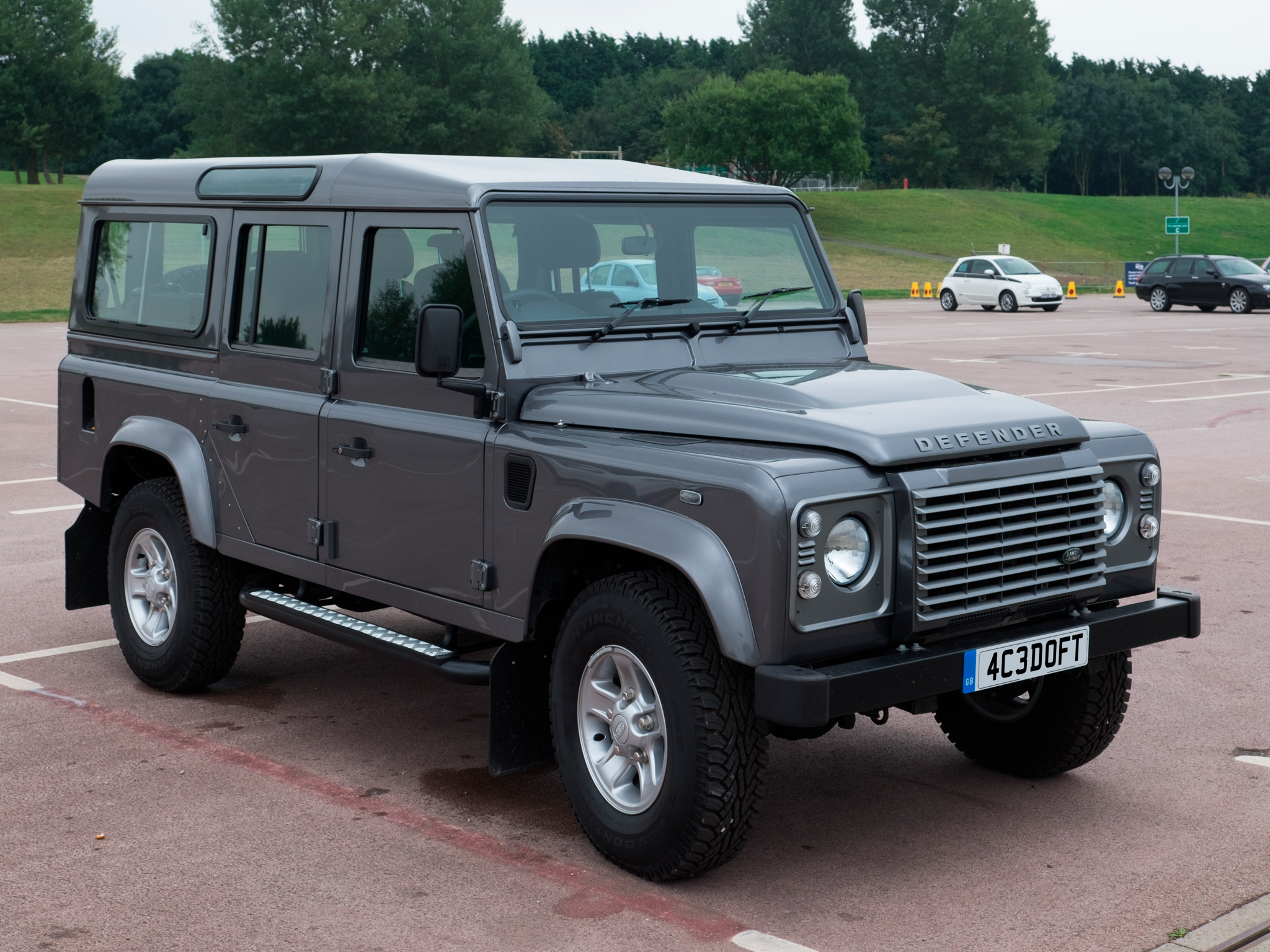 4 Land Rover Defender