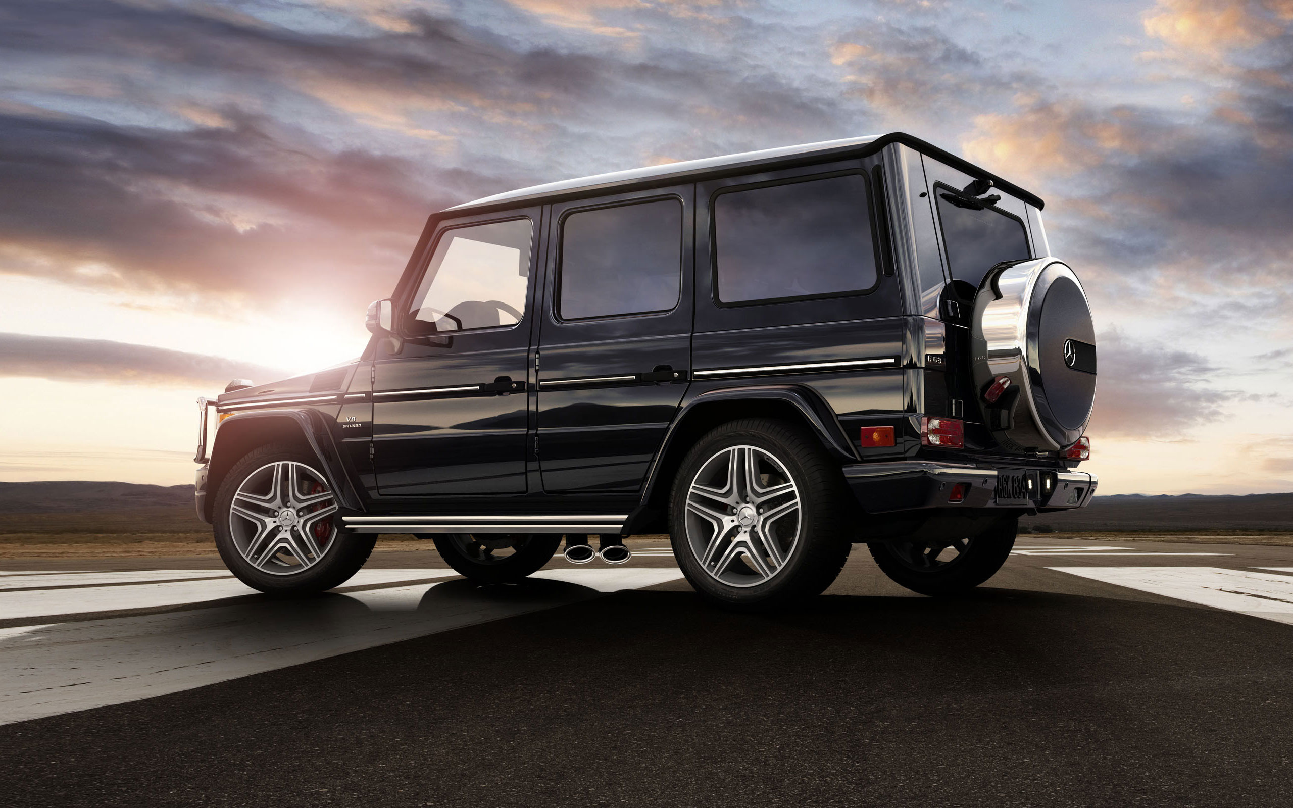 2 Mercedes Benz Gelandewagen.