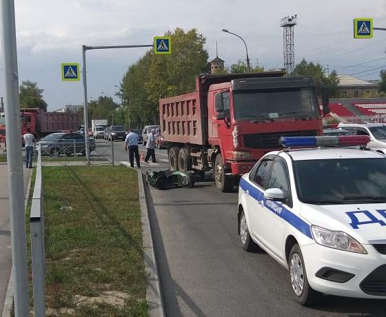 Грузовик насмерть сбил водителя мопеда в Новосибирске Грузовик насмерть сбил водителя мопеда в Новосибирске