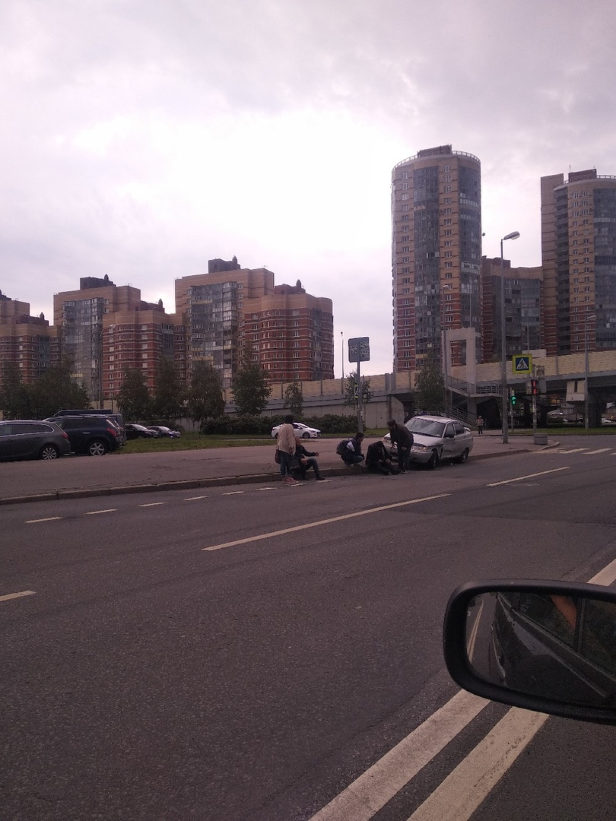 В Петербурге ВАЗ сбил двух пешеходов на тротуаре (1)
