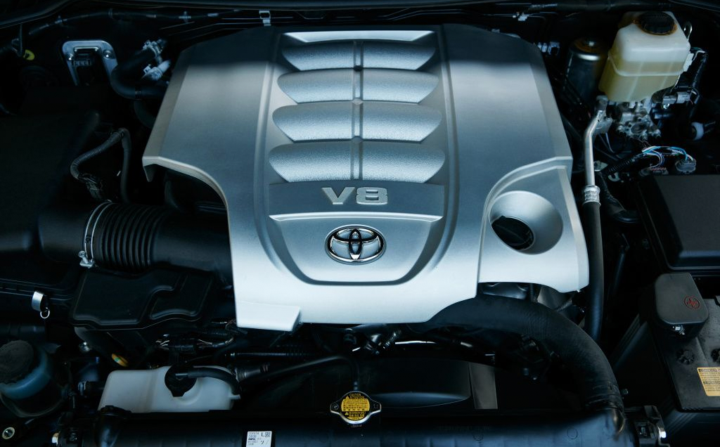 toyota land cruiser 300 V8