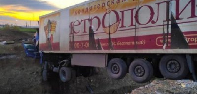 В Татарстане фура зависла над ямой – водитель погиб