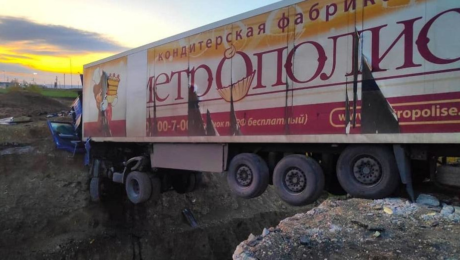 В Татарстане фура зависла над ямой – водитель погиб В Татарстане фура зависла над ямой – водитель погиб (1)