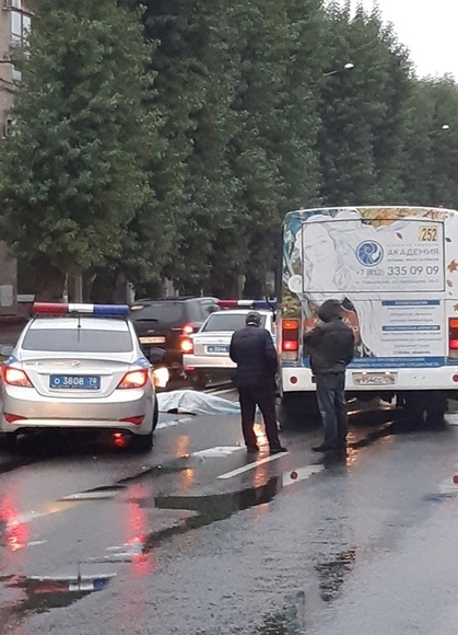 В Петербурге маршрутка насмерть сбила женщину В Петербурге маршрутка насмерть сбила женщину