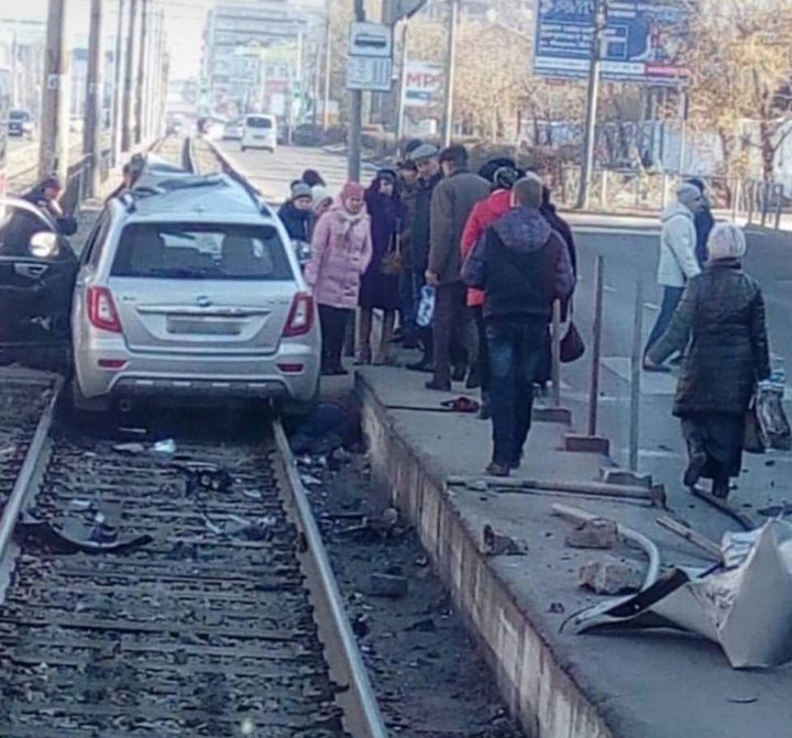 В Улан-Удэ машина врезалась в остановку – погибли люди В Улан-Удэ машина врезалась в остановку – погибли люди (2)