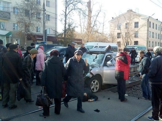 В Улан-Удэ машина врезалась в остановку – погибли люди В Улан-Удэ машина врезалась в остановку – погибли люди (1)