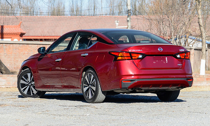В продажу поступил новый седан Nissan Teana теана 3