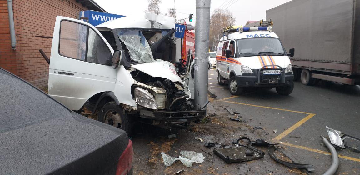 Водитель «Газели» погиб в ДТП в Новосибирске Водитель «Газели» погиб в ДТП в Новосибирске (2)