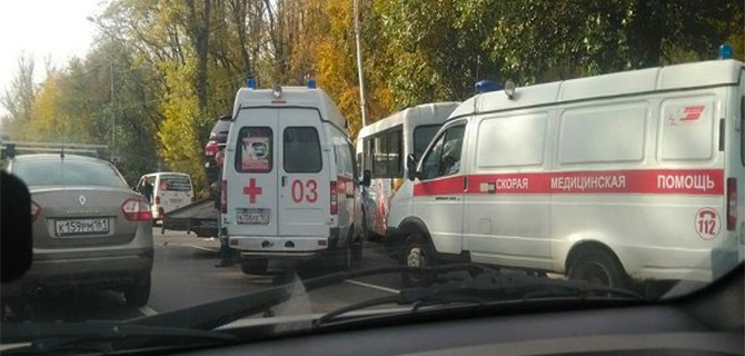 В Ростове-на-Дону столкнулись маршрутка и эвакуатор, в результате чего пострадала эвакуируемая машина