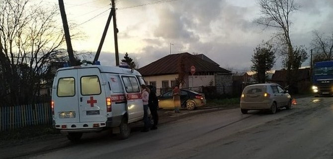 В ДТП под Екатеринбургом столкнулись два автомобиля, в одном были дети - их спасло только то, что они были пристегнуты