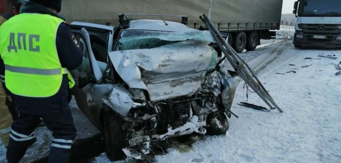 Двое взрослых и трое детей погибли в ДТП под Красноярском