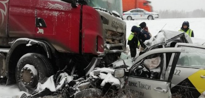 Женщина погибла в ДТП с грузовиком под Челябинском