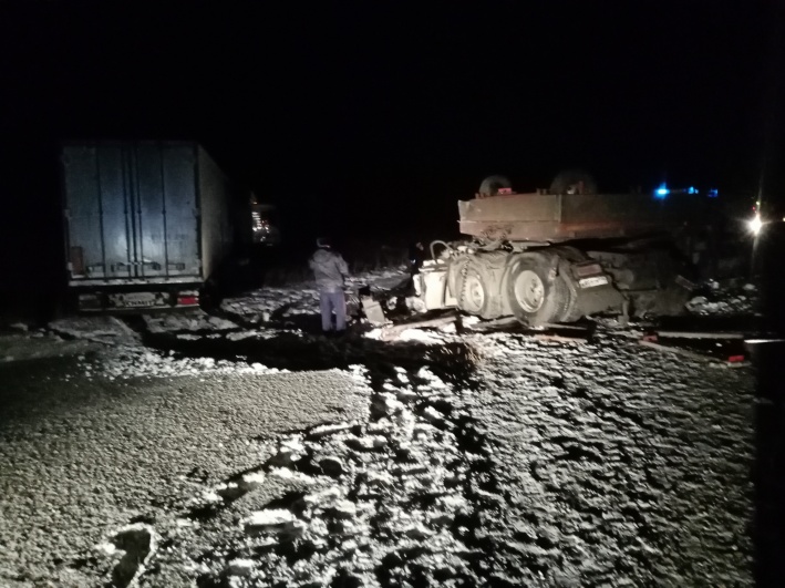 В ДТП с двумя грузовиками в Свердловской области погиб водитель (2)