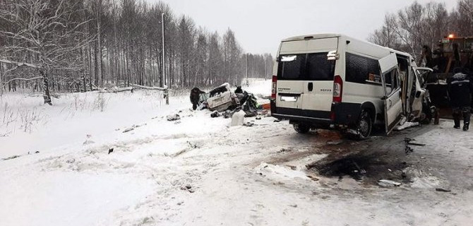 Два человека погибли в ДТП с автобусом в Томской области