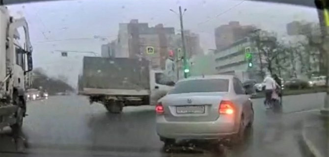 В Петербурге грузовик сбил женщину с коляской