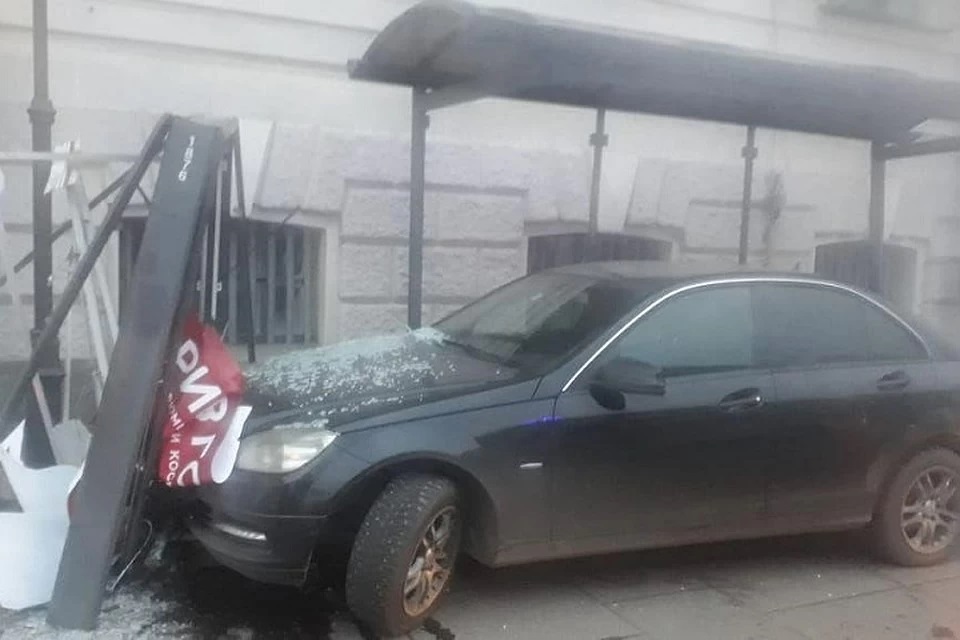 В Петербурге машина врезалась в остановку – пострадали две женщины В Петербурге машина врезалась в остановку – пострадали две женщины (1)