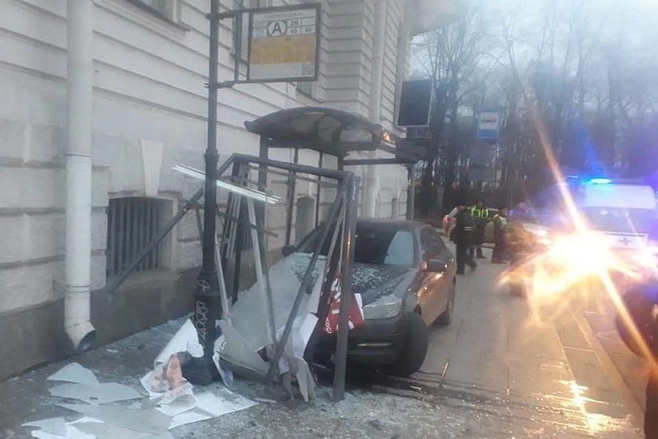 В Петербурге машина врезалась в остановку – пострадали две женщины В Петербурге машина врезалась в остановку – пострадали две женщины (2)