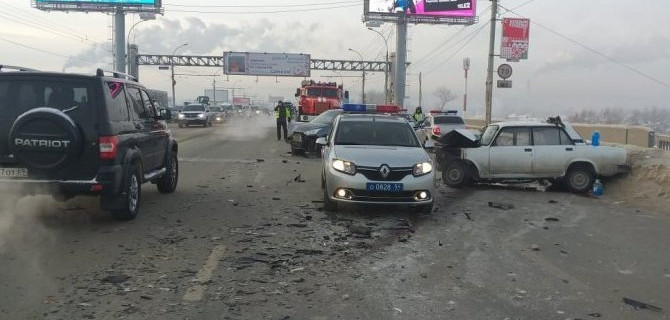 В Новосибирске в ДТП на Димитровском мосту погибла девушка
