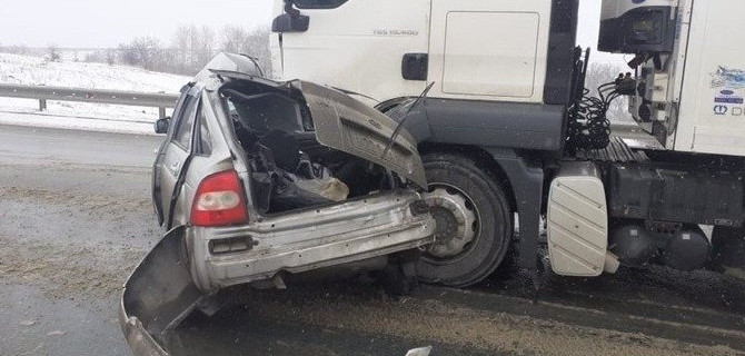 Два человека погибли в ДТП с грузовиком под Саратовом