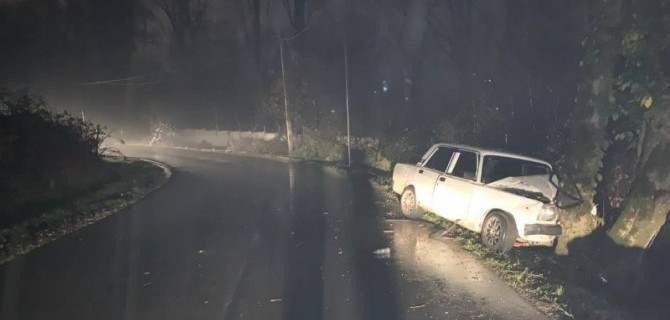 В Сочи ВАЗ врезался в дерево – пострадали двое