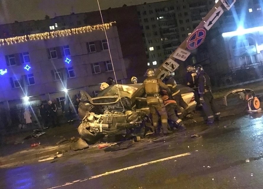 В Петербурге Mercedes врезался в столб – погиб человек В Петербурге Mercedes врезался в столб – погиб человек (1)