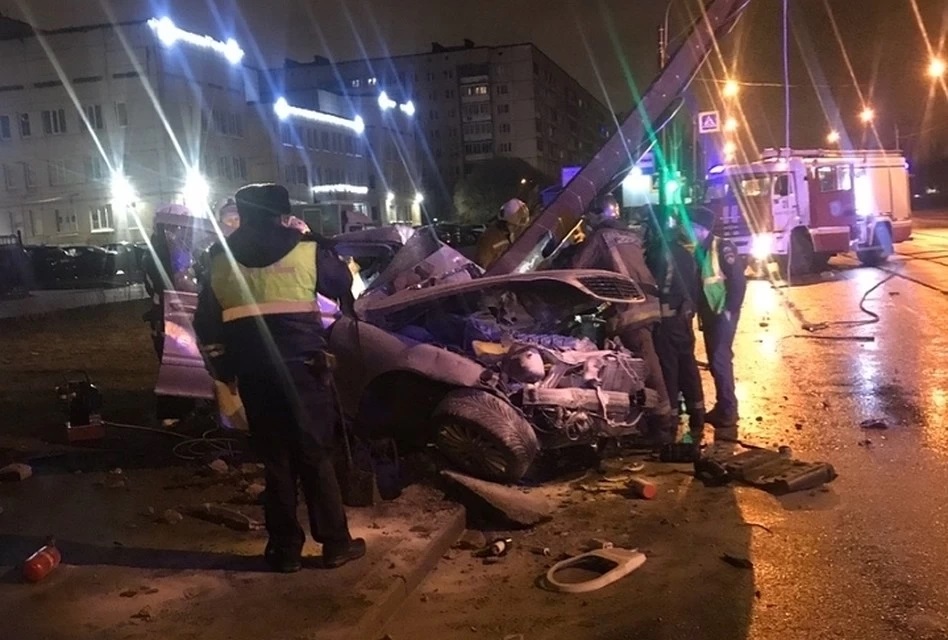 В Петербурге Mercedes врезался в столб – погиб человек В Петербурге Mercedes врезался в столб – погиб человек (2)