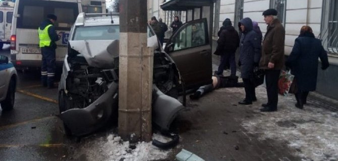 В Твери иномарка врезалась в столб – погиб человек