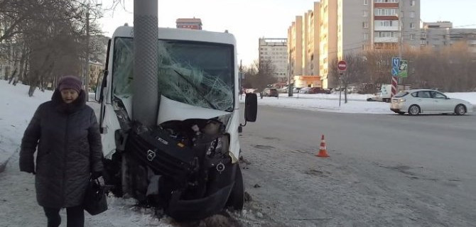 В Тюмени маршрутка врезалась в столб: пострадали восемь человек