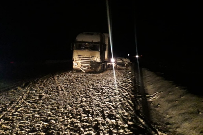 Два человека погибли в ДТП с грузовиком в Свердловской области Два человека погибли в ДТП с грузовиком в Свердловской области (1)