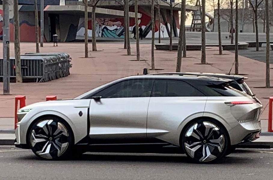 В Барселоне замечен странный Renault рено крос 2