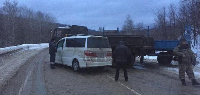 В Башкирии в ДТП с КамАЗом пострадали три человека