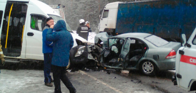 В ДТП под Владимиром погибла женщина, ещё 8 человек пострадало