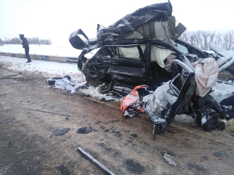 Два человека погибли в ДТП в Оренбургской области в результате столкновения "Ниссана" с большегрузом ДТП Оренбургская область 26 февраля