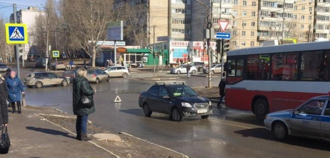 В Саратове автомобиль сбил женщину с тремя внуками