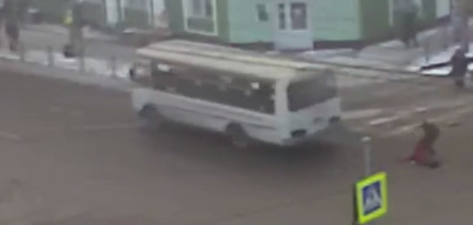 В Красноярске автобус сбил насмерть ребенка, проехав на красный свет — в Сети появилось видео с места ДТП