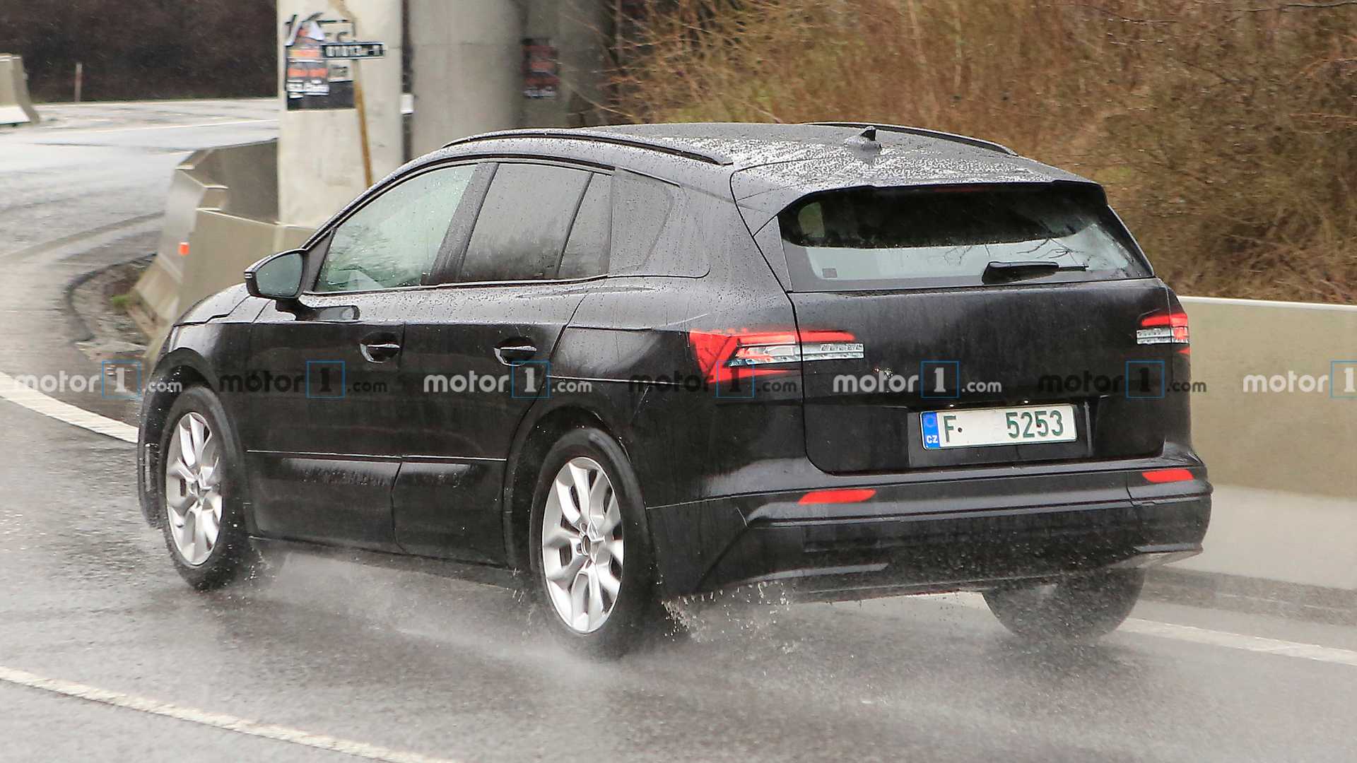На тесты выехал электрокроссовер Skoda Enyaq шкода 3