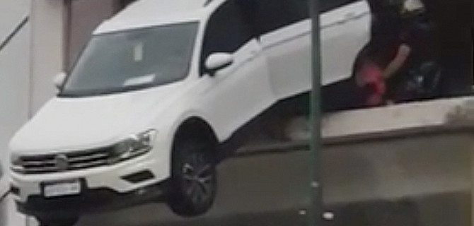 Автомобиль Volkswagen чудом не упал с третьего этажа, выбив окно в дилерском центре