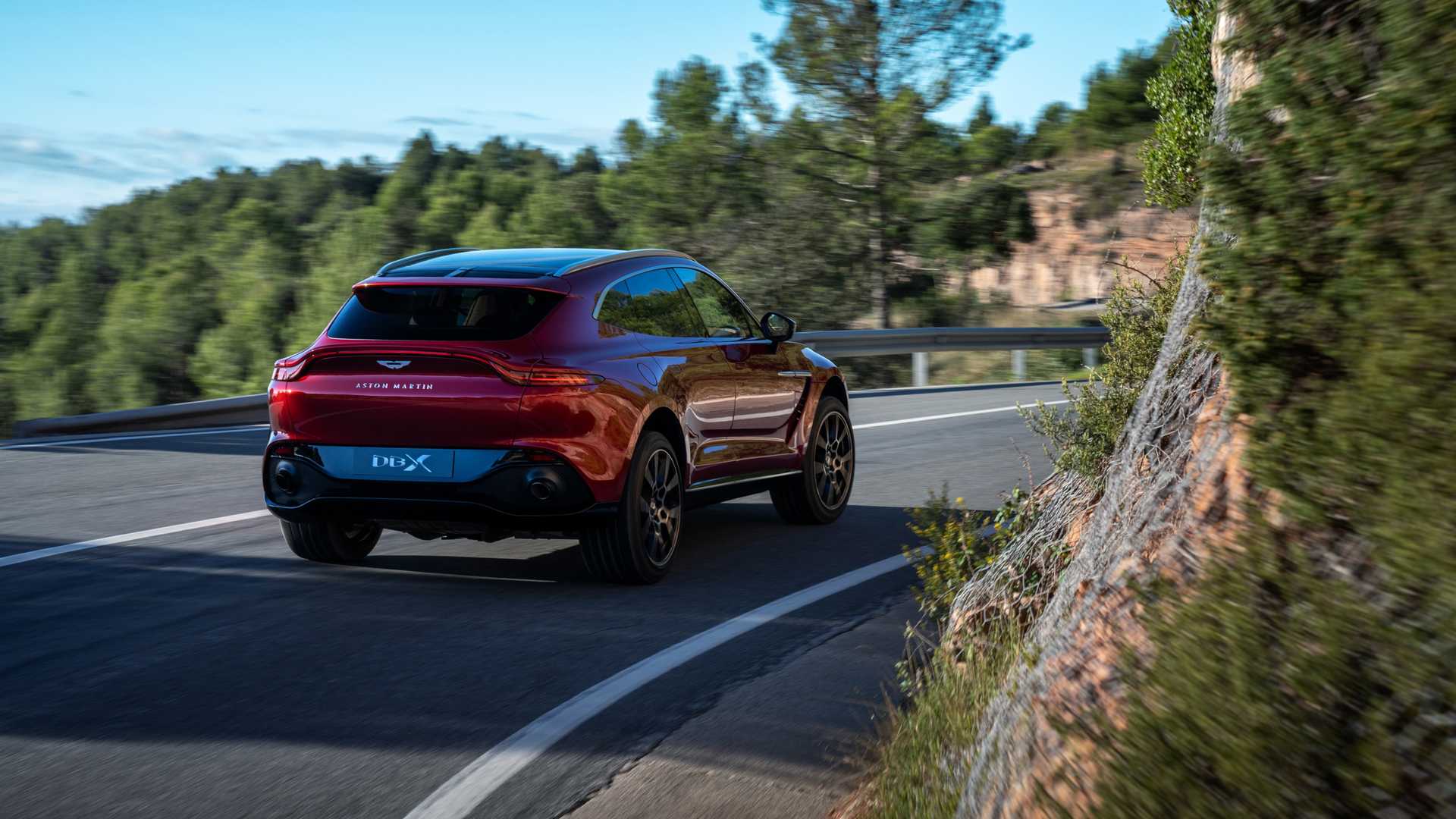 Aston Martin DBX может получить два новых кузова астон 3