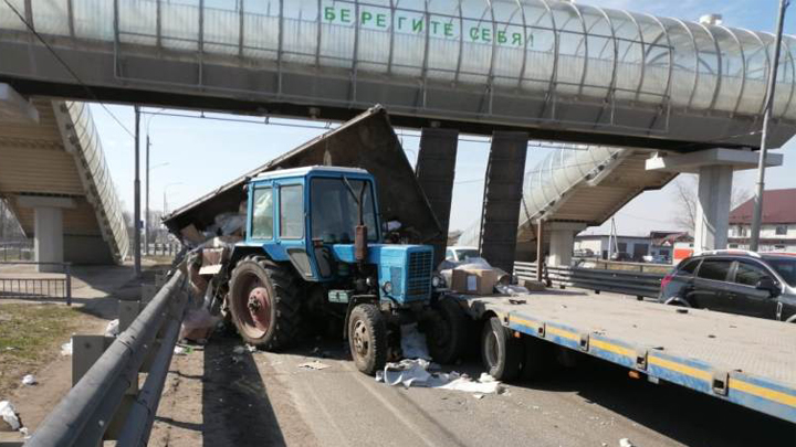 В Воронежской области столкнулись трактор и грузовик В Воронежской области столкнулись трактор и грузовик (2)