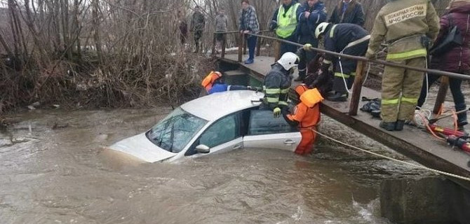 В Сети появилось видео спасения в Уфе пассажиров автомобиля, оказавшегося в реке