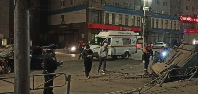 В ночном ДТП в Саратове один погиб, пятеро пострадали