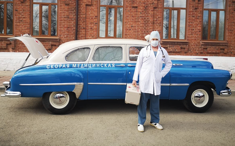 «Скорая помощь» в городе Сысерть использует раритетный лимузин для поездок к пациентам ЗИМ в Сысерти