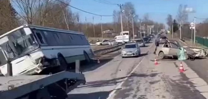 В ДТП с автобусом в Ленобласти погиб человек