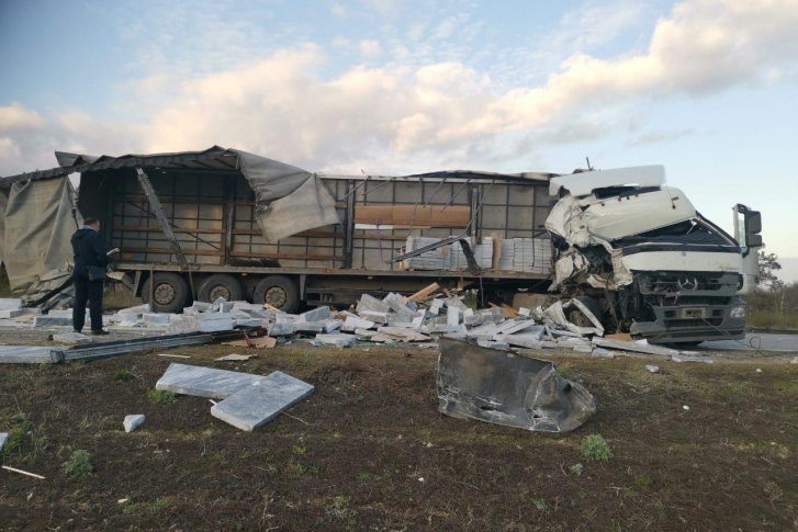 В ДТП с грузовиками в Волгоградской области погибли два человека В ДТП с грузовиками в Волгоградской области погибли два человека (2)