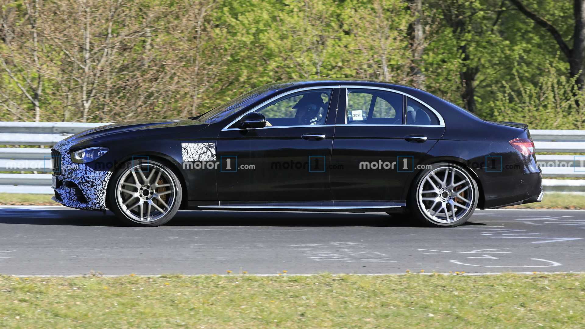 Новый Mercedes-AMG E63: камуфляжа стало меньше амг 2