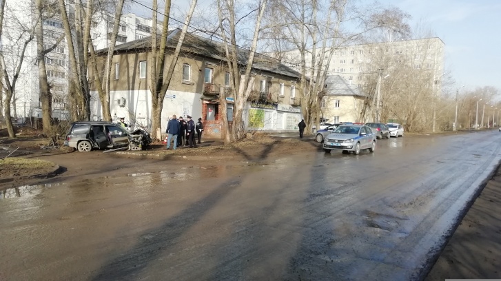 В Екатеринбурге иномарка врезалась в дерево – погиб пассажир В Екатеринбурге иномарка врезалась в дерево – погиб пассажир (2)