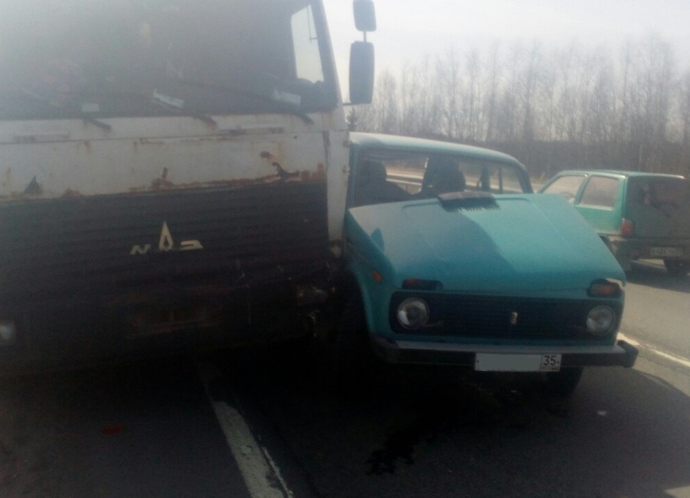 В ДТП с грузовиком в Череповецком районе погиб человек В ДТП с грузовиком в Череповецком районе погиб человек (2)