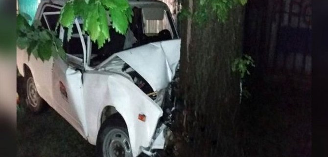 В Краснодарском крае ВАЗ врезался в дерево – погибла женщина